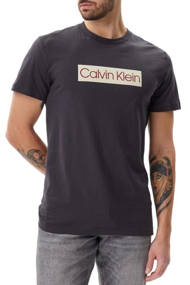 CALVIN KLEIN LABEL PRINT TEE T-SHIRT ΜΠΛΟΥΖΑ ΑΝΔΡΙΚΗ GREY