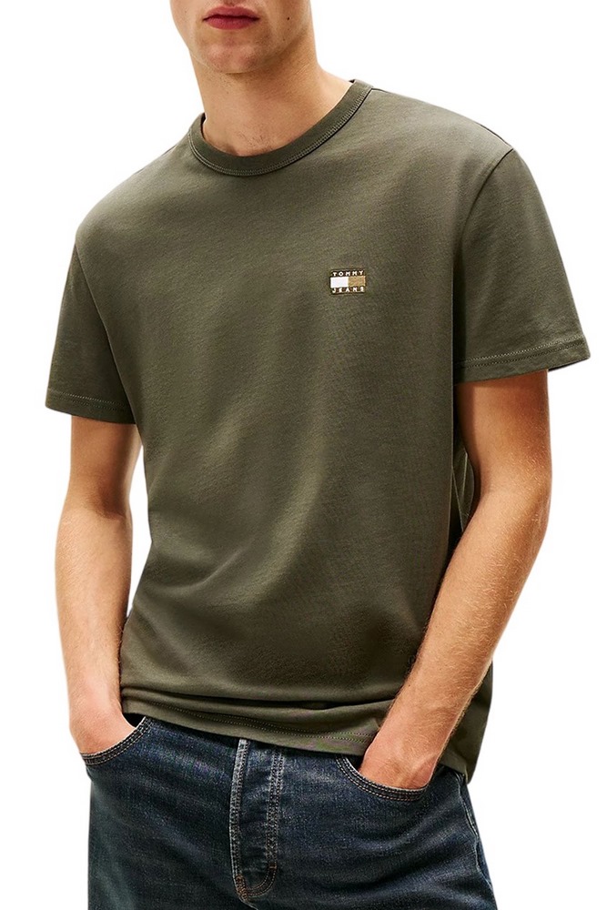 TOMMY JEANS REG BADGE TEE EXT T-SHIRT ΜΠΛΟΥΖΑ ΑΝΔΡΙΚΗ KHAKI
