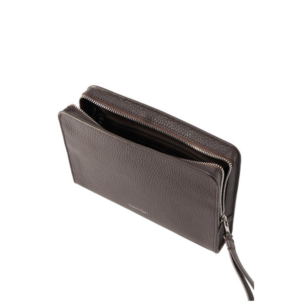 CALVIN KLEIN FOIL EMBOSS SMALL WASHBAG ΤΣΑΝΤΑ ΑΝΔΡΙΚΗ DARK BROWN