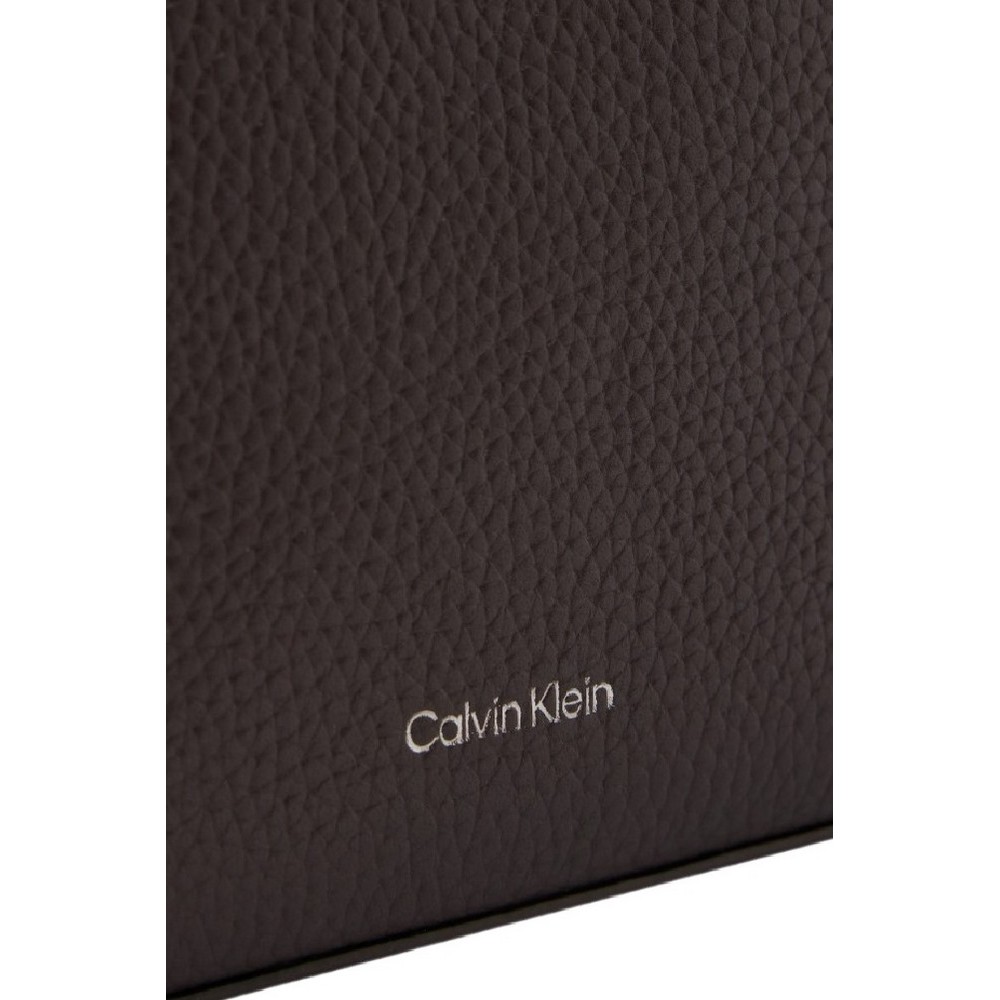 CALVIN KLEIN FOIL EMBOSS SMALL WASHBAG ΤΣΑΝΤΑ ΑΝΔΡΙΚΗ DARK BROWN