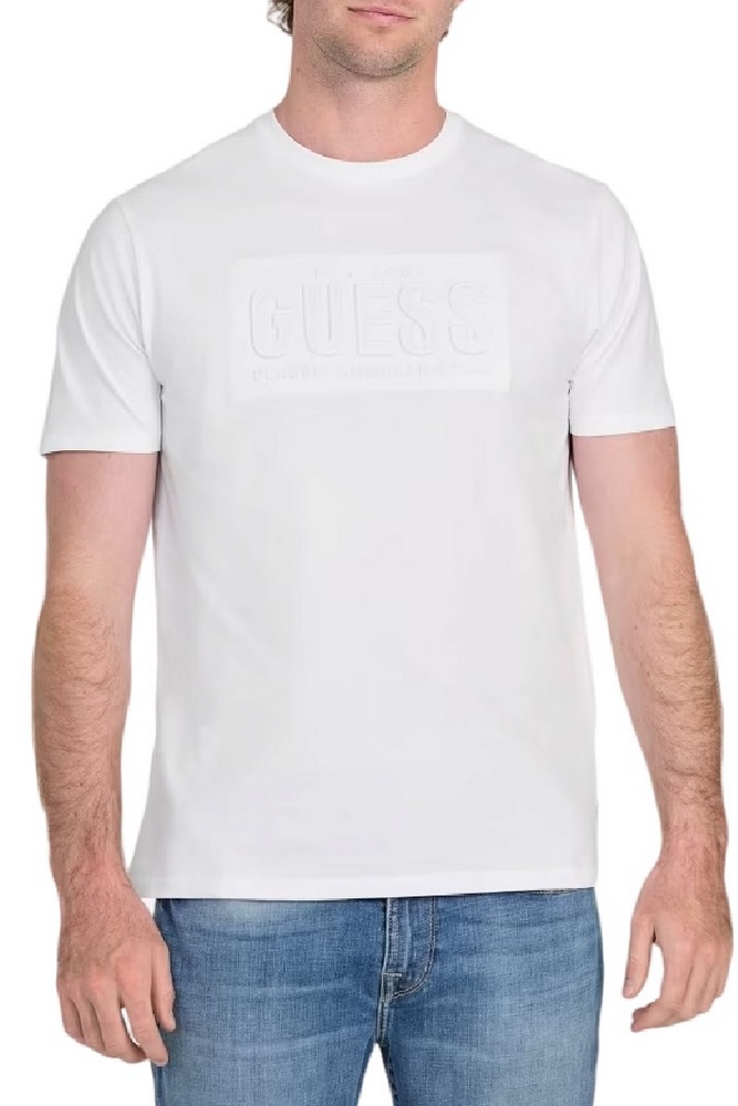 GUESS EMBOSSED LOGO TEE T-SHIRT ΜΠΛΟΥΖΑ ΑΝΔΡΙΚΗ WHITE