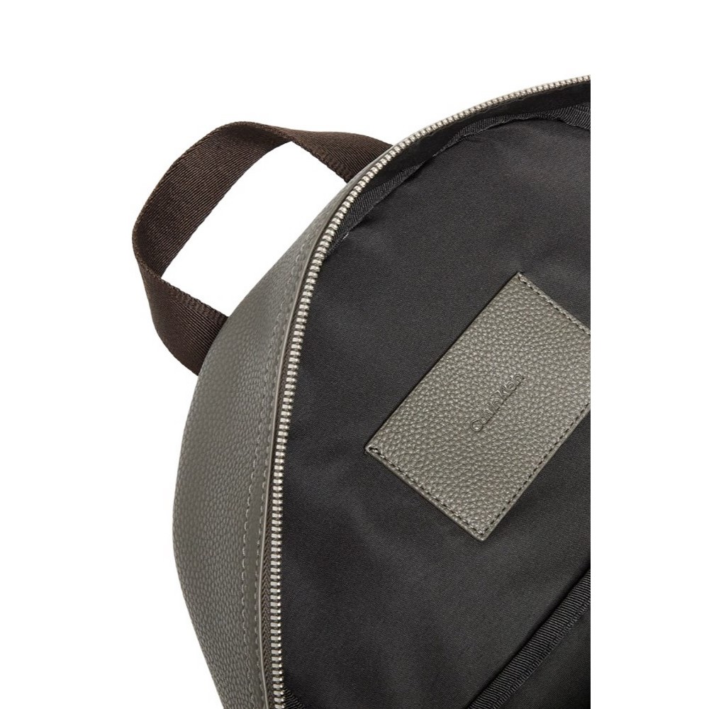 CALVIN KLEIN YNG INTERESTING PU ROUND BP 43 ΤΣΑΝΤΑ ΑΝΔΡΙΚΗ KHAKI