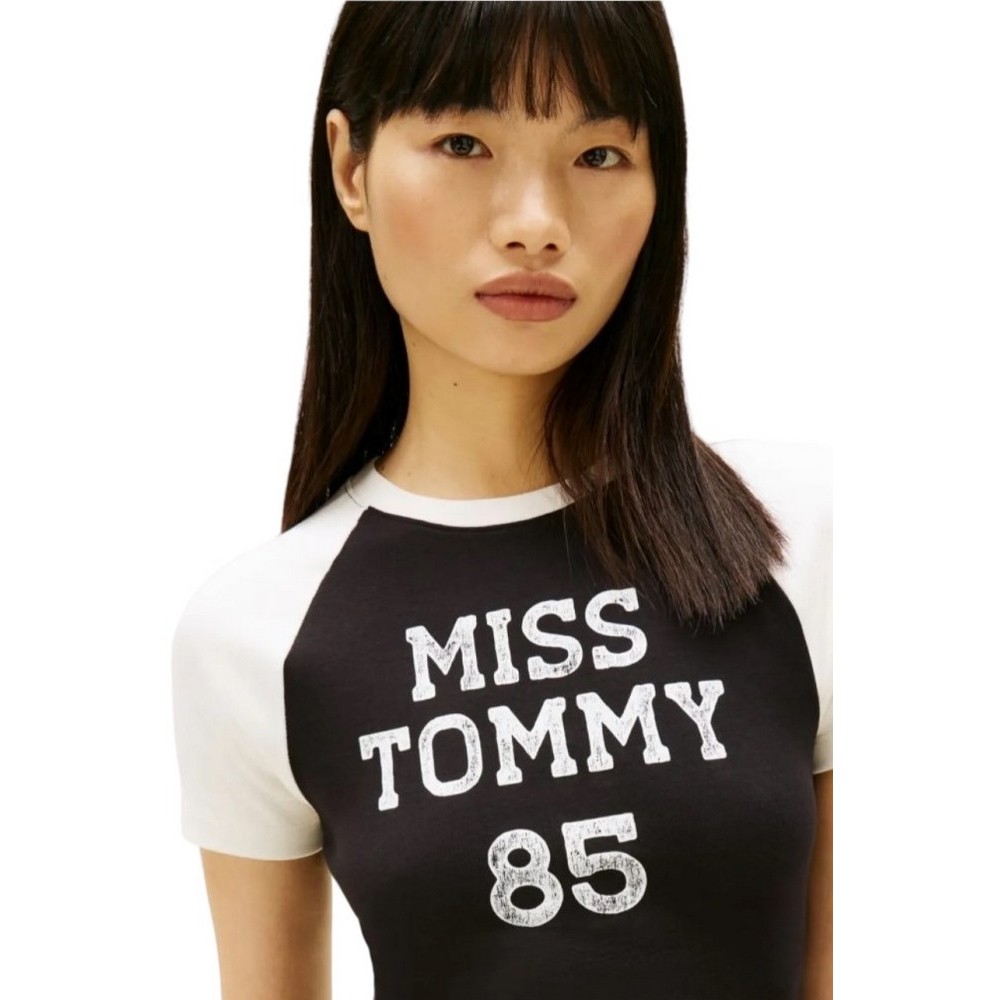 TOMMY JEANS SLIM SH MISS TOMMY TEE T-SHIRT ΜΠΛΟΥΖΑ ΓΥΝΑΙΚΕΙΑ BLACK