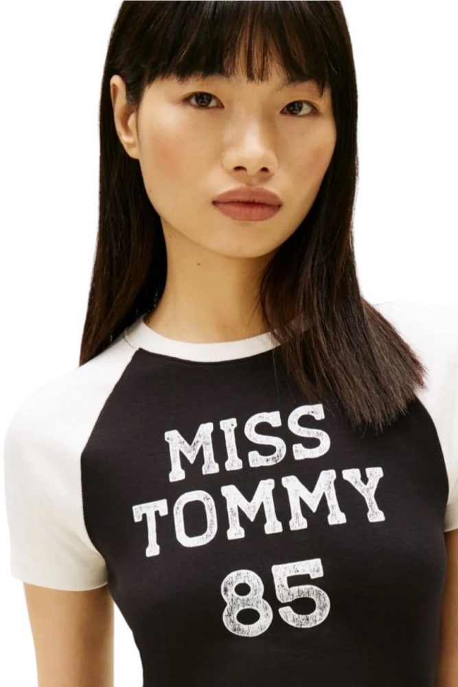 TOMMY JEANS SLIM SH MISS TOMMY TEE T-SHIRT ΜΠΛΟΥΖΑ ΓΥΝΑΙΚΕΙΑ BLACK