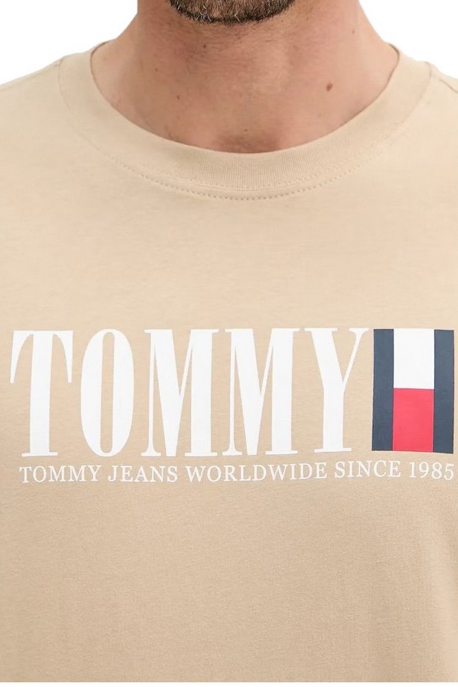 TOMMY JEANS REG TOMMY DNA FLAG TEE T-SHIRT ΜΠΛΟΥΖΑ ΑΝΔΡΙΚΗ BEIGE