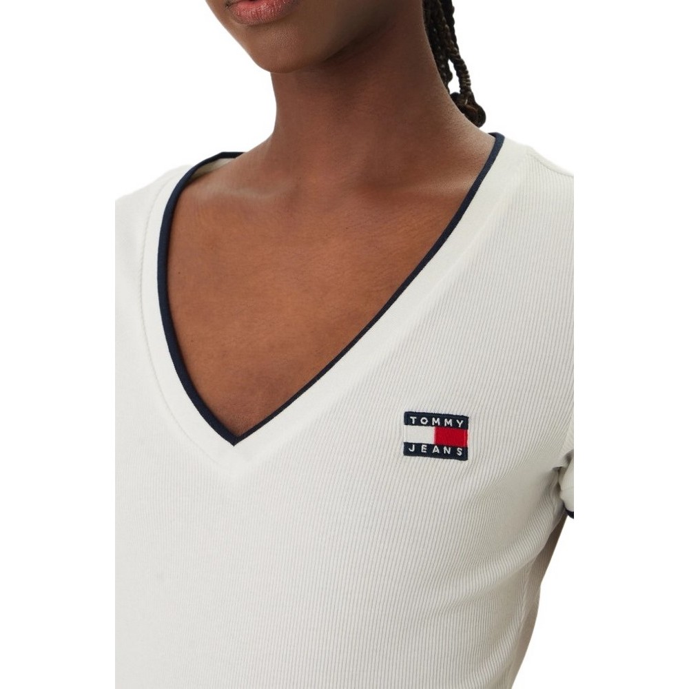TOMMY JEANS SLIM BADGE V-NECK T-SHIRT ΜΠΛΟΥΖΑ ΓΥΝΑΙΚΕΙΑ ECRU