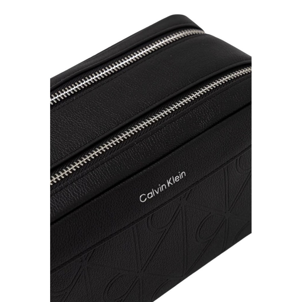 CALVIN KLEIN XL EMBLEM AOP EMBOSS DOPP KIT ΤΣΑΝΤΑ ΑΝΔΡΙΚΗ BLACK