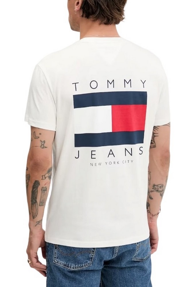 TOMMY JEANS REG FLAG GRAPH BCKPRNT T-SHIRT ΜΠΛΟΥΖΑ ΑΝΔΡΙΚΗ OFF WHITE