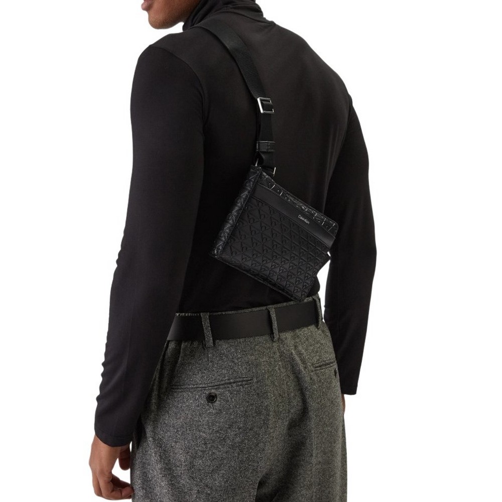 CALVIN KLEIN EMBLEM AOP EMBOSS SQUARE SLING ΤΣΑΝΤΑ ΑΝΔΡΙΚΗ BLACK