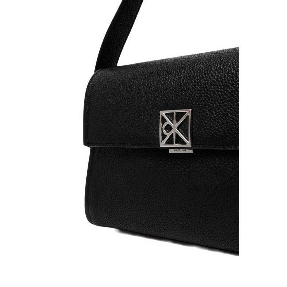 CALVIN KLEIN EMBLEM HW PEBBLE SHOULDER BAG 25 ΤΣΑΝΤΑ ΓΥΝΑΙΚΕΙΑ BLACK