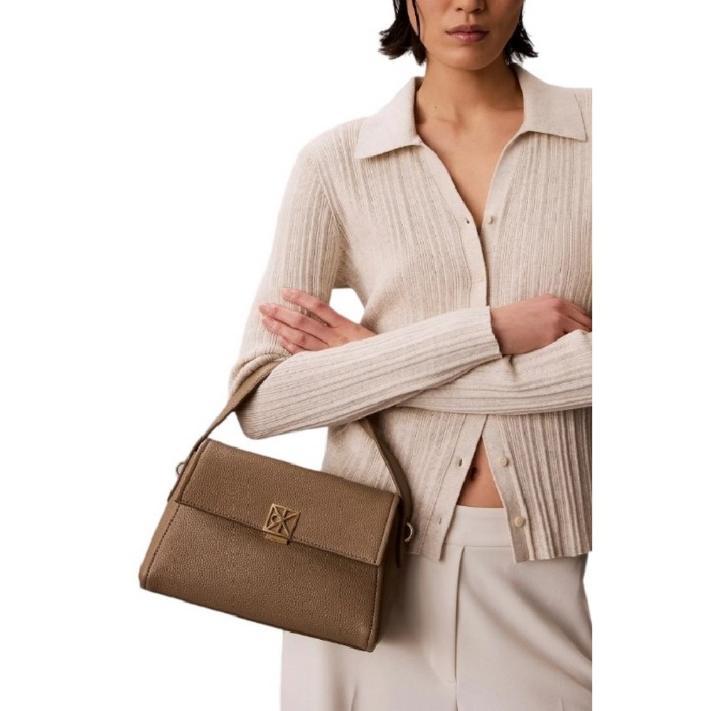 CALVIN KLEIN EMBLEM HW PEBBLE SHOULDER BAG 25 ΤΣΑΝΤΑ ΓΥΝΑΙΚΕΙΑ TAUPE