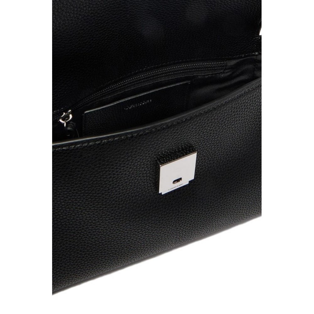 CALVIN KLEIN EMBLEM HW PEBBLE SHOULDER BAG 25 ΤΣΑΝΤΑ ΓΥΝΑΙΚΕΙΑ BLACK