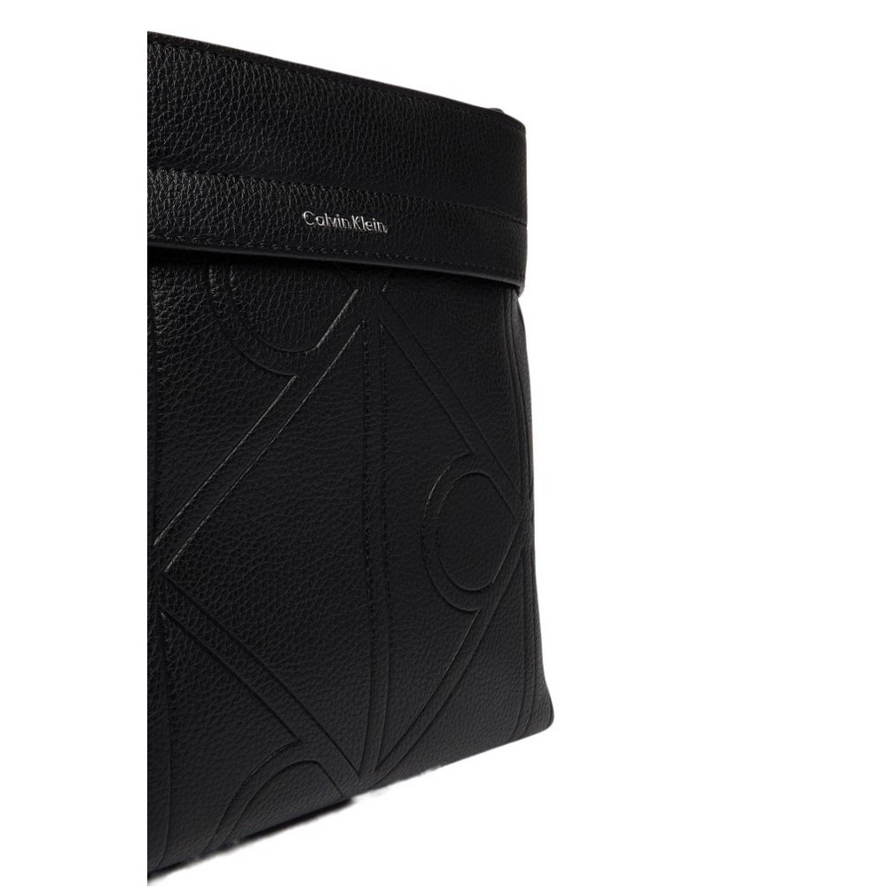 CALVIN KLEIN EMBLEM EMBOSS SLIM FLATPACK ΤΣΑΝΤΑ ΑΝΔΡΙΚΗ BLACK