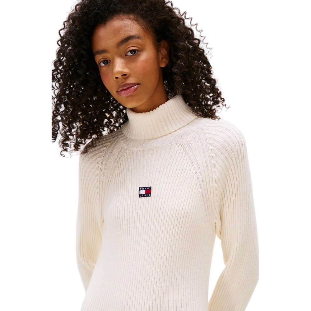 TOMMY JEANS MOCKNECK BADGE SWEATER DRESS ΦΟΡΕΜΑ ΠΛΕΚΤΟ ΓΥΝΑΙΚΕΙΟ OFF WHITE