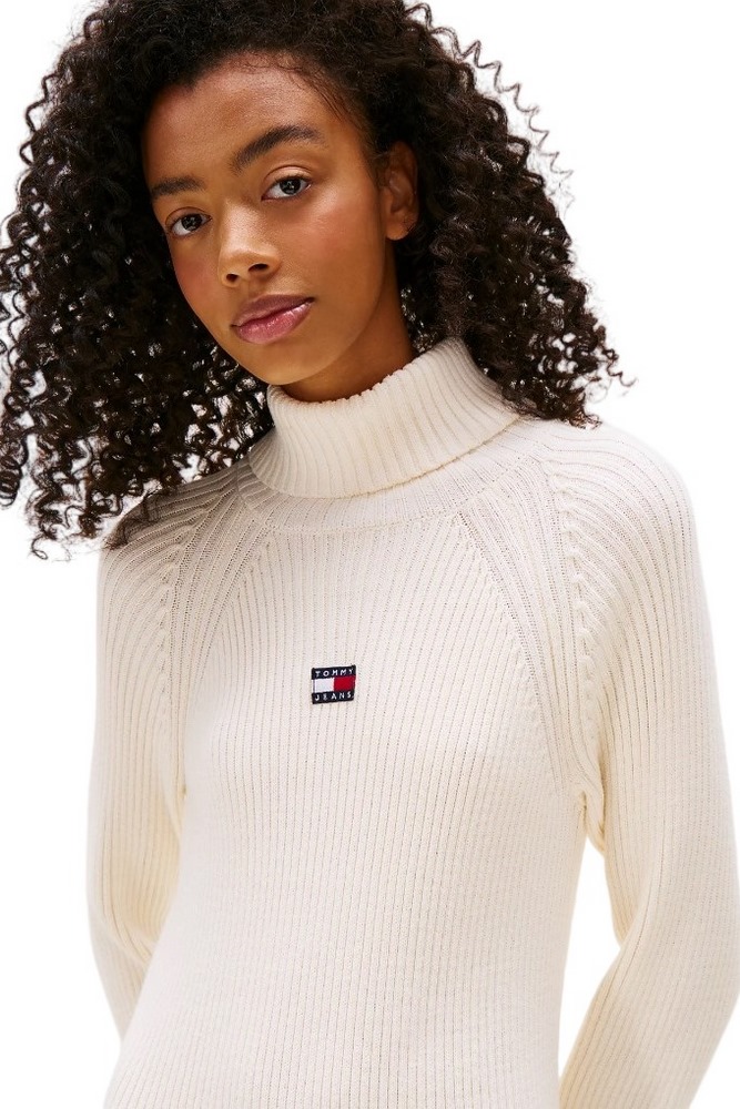 TOMMY JEANS MOCKNECK BADGE SWEATER DRESS ΦΟΡΕΜΑ ΠΛΕΚΤΟ ΓΥΝΑΙΚΕΙΟ OFF WHITE