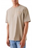 GUESS CN PATCH AT CHEST TEE T-SHIRT ΜΠΛΟΥΖΑ ΑΝΔΡΙΚΗ BEIGE