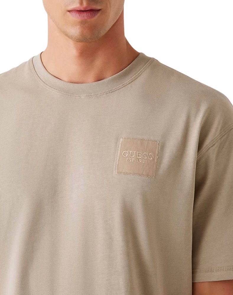 GUESS CN PATCH AT CHEST TEE T-SHIRT ΜΠΛΟΥΖΑ ΑΝΔΡΙΚΗ BEIGE