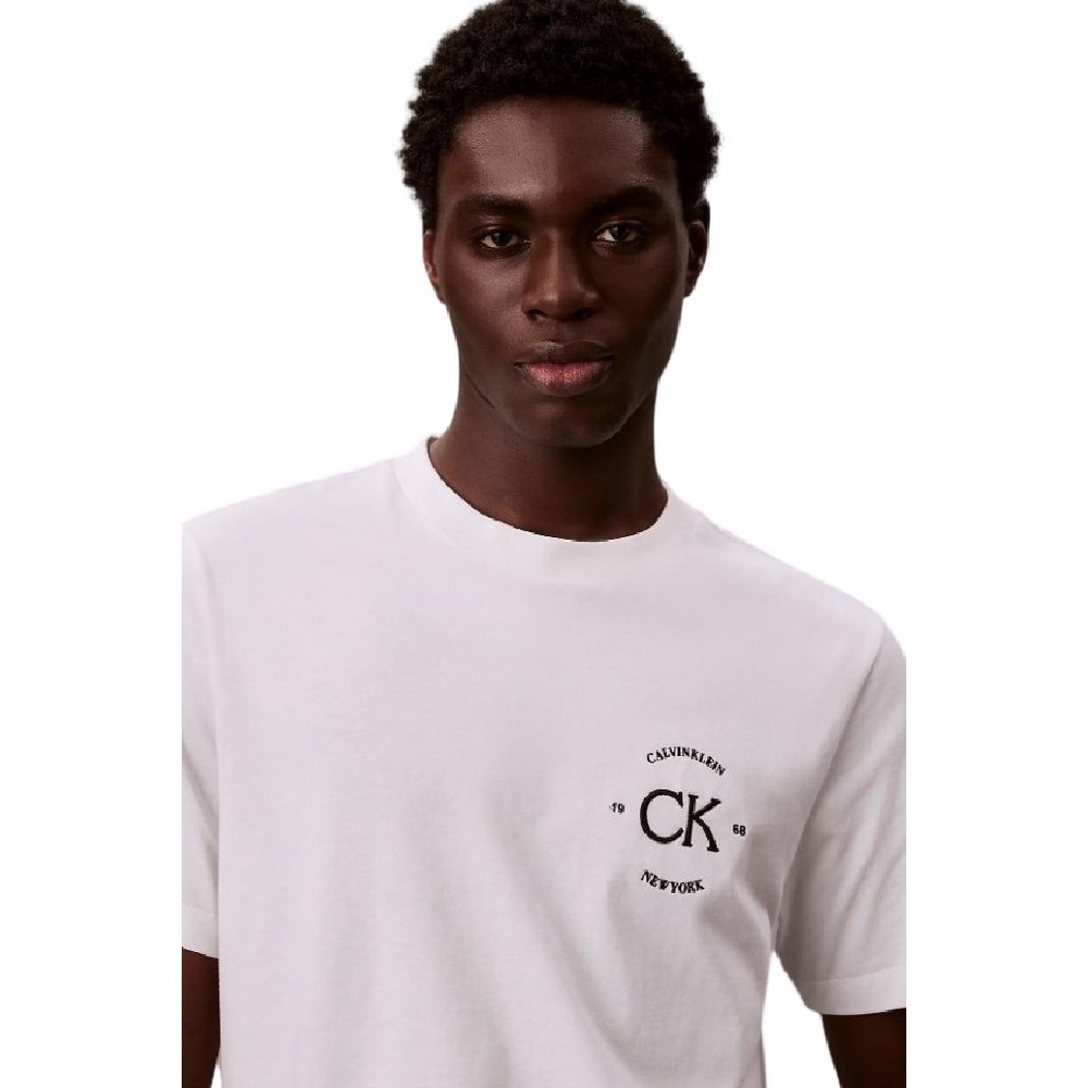 CALVIN KLEIN JEANS 20S APRIL GRAPHIC SEASONAL T-SHIRT ΜΠΛΟΥΖΑ ΑΝΔΡΙΚΗ BRIGHT WHITE