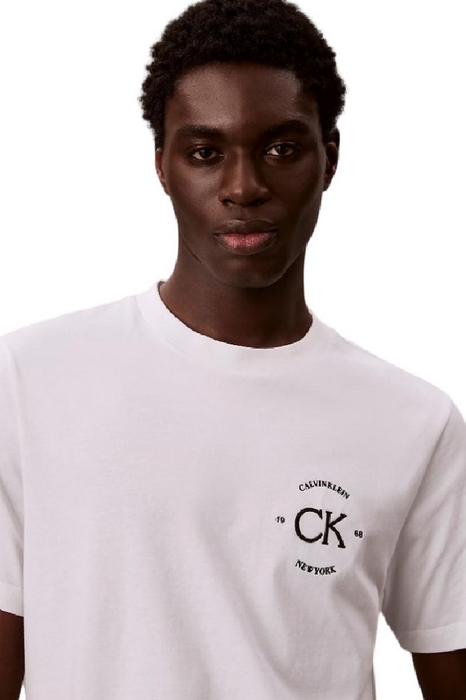 CALVIN KLEIN JEANS 20S APRIL GRAPHIC SEASONAL T-SHIRT ΜΠΛΟΥΖΑ ΑΝΔΡΙΚΗ BRIGHT WHITE