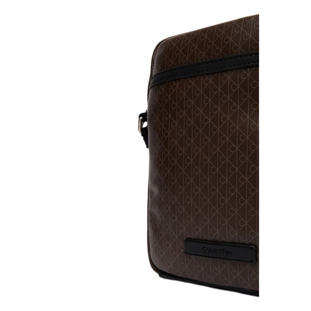 CALVIN KLEIN EMBLEM AOP COATED SLIM REPORTER ΤΣΑΝΤΑ ΑΝΔΡΙΚΗ BROWN