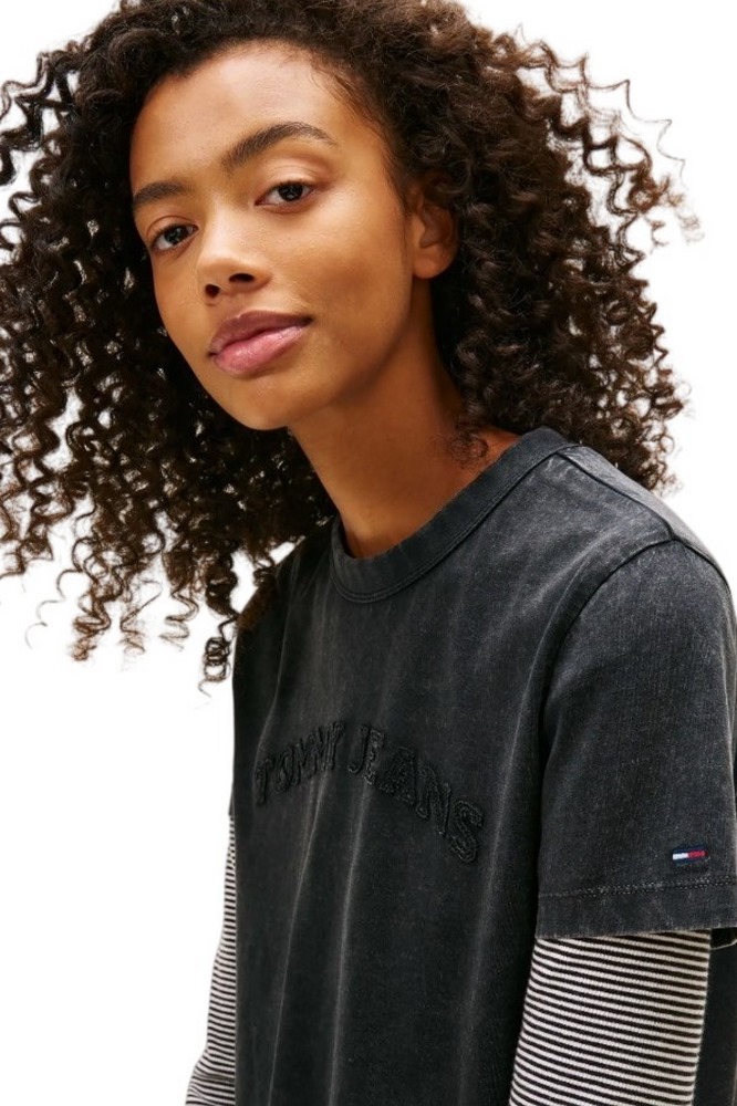 TOMMY JEANS REG GMD VARSITY TEE T-SHIRT  ΜΠΛΟΥΖΑ ΓΥΝΑΙΚΕΙΑ BLACK