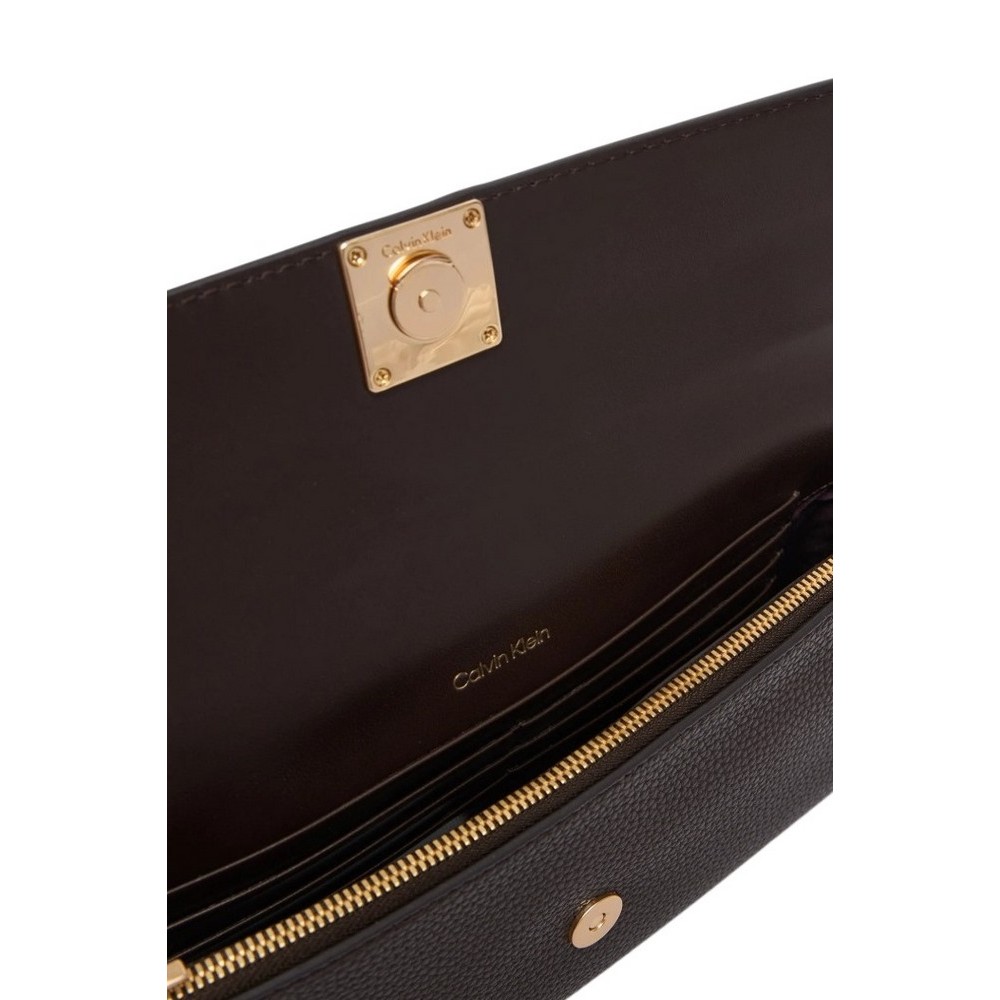 CALVIN KLEIN EMBLEM HW PEBBLE CLUTCH ΤΣΑΝΤΑ ΓΥΝΑΙΚΕΙΑ BROWN