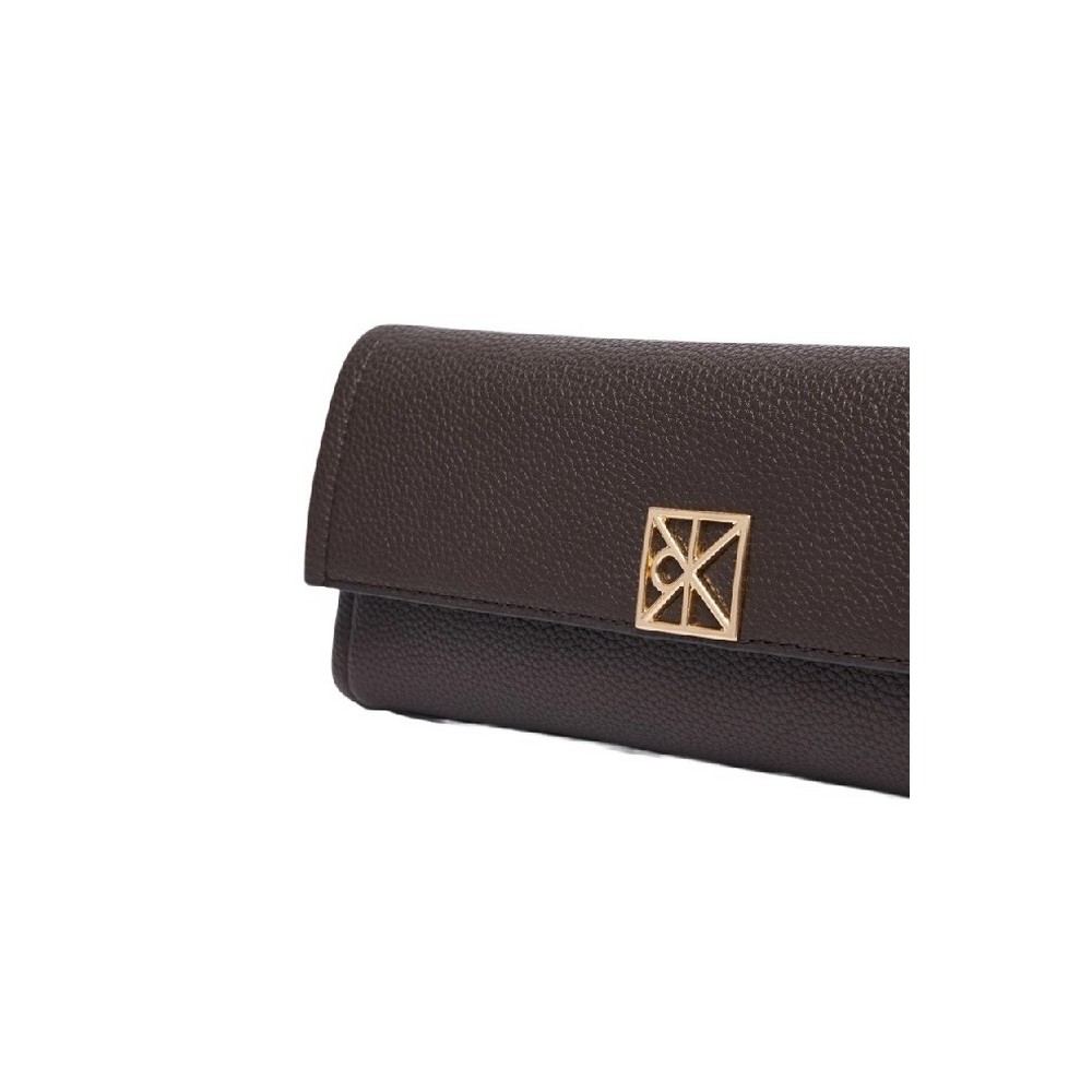 CALVIN KLEIN EMBLEM HW PEBBLE CLUTCH ΤΣΑΝΤΑ ΓΥΝΑΙΚΕΙΑ BROWN