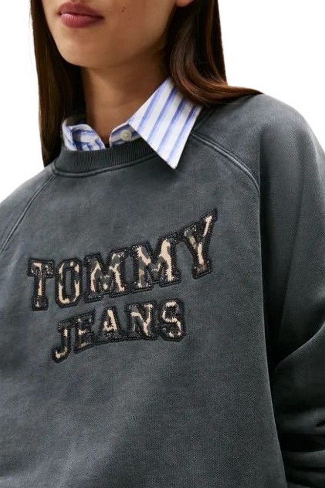 TOMMY JEANS  BXY LEOPARD VARSITY CREW ΜΠΛΟΥΖΑ ΦΟΥΤΕΡ ΓΥΝΑΙΚΕΙΑ WASHED BLACK