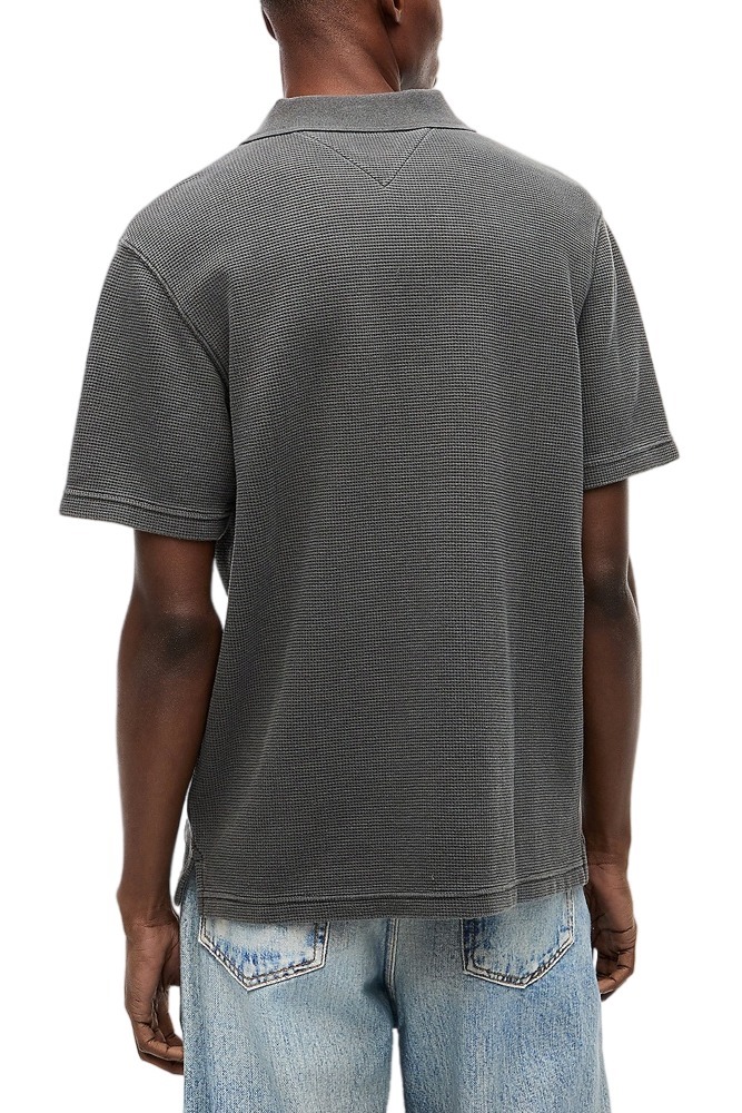 TOMMY JEANS  REG WASHED WAFFLE POLO T-SHIRT ΜΠΛΟΥΖΑ ΑΝΔΡΙΚΗ WASHED BLACK