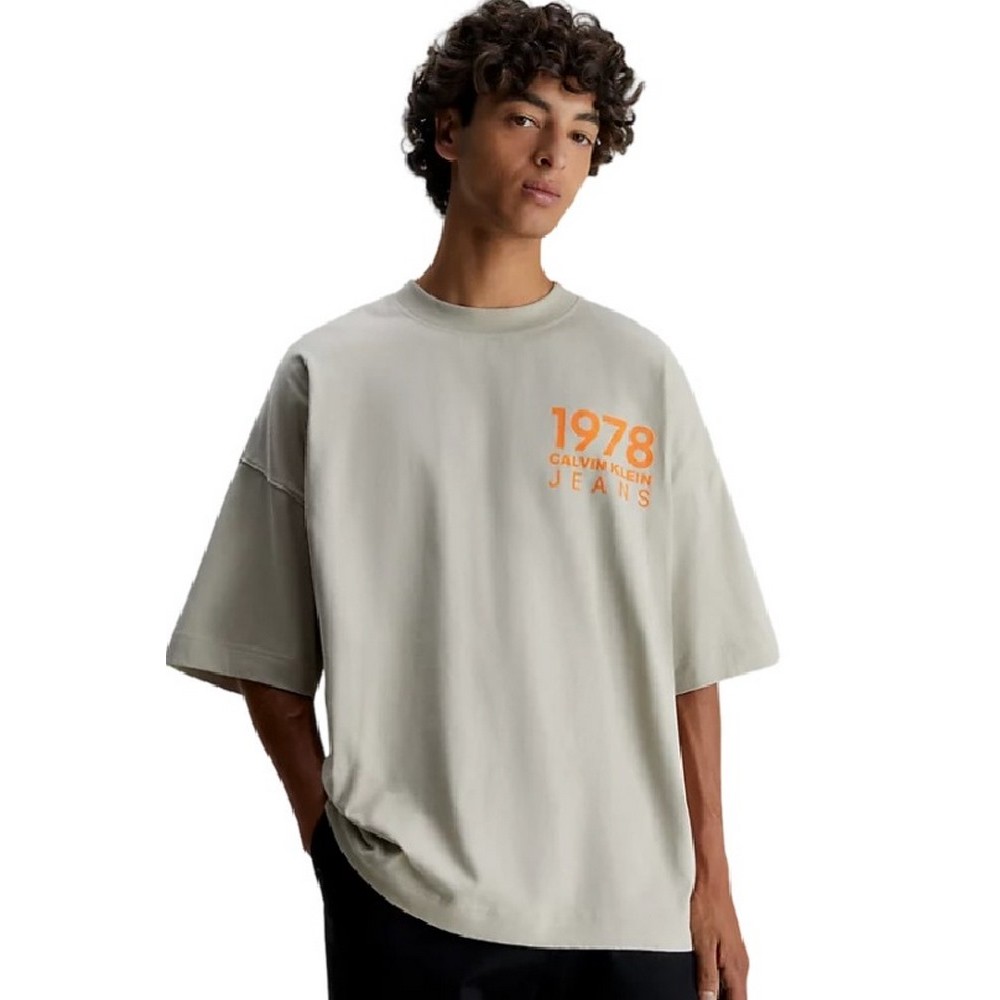 CALVIN KLEIN JEANS BOLD LOGO VARSITY TEE ΜΠΛΟΥΖΑ ΑΝΔΡΙΚΗ TAUPE