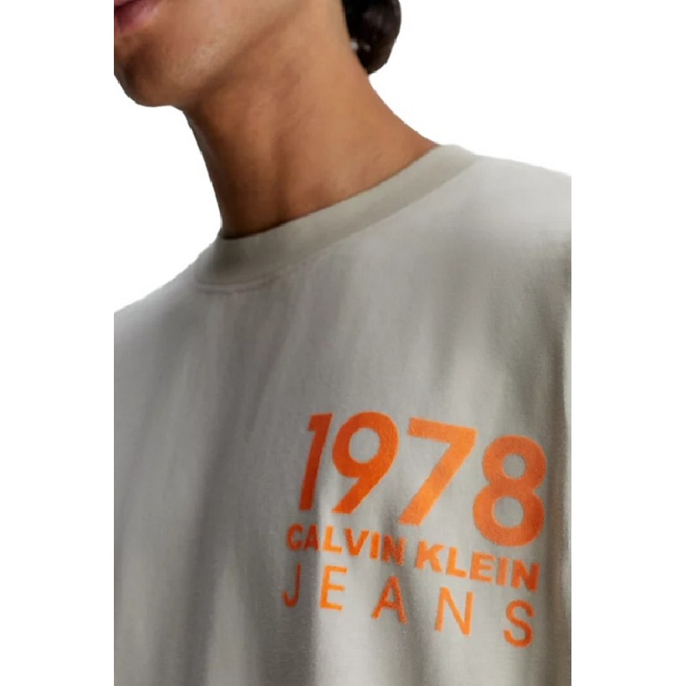 CALVIN KLEIN JEANS BOLD LOGO VARSITY TEE ΜΠΛΟΥΖΑ ΑΝΔΡΙΚΗ TAUPE