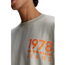 CALVIN KLEIN JEANS BOLD LOGO VARSITY TEE ΜΠΛΟΥΖΑ ΑΝΔΡΙΚΗ TAUPE