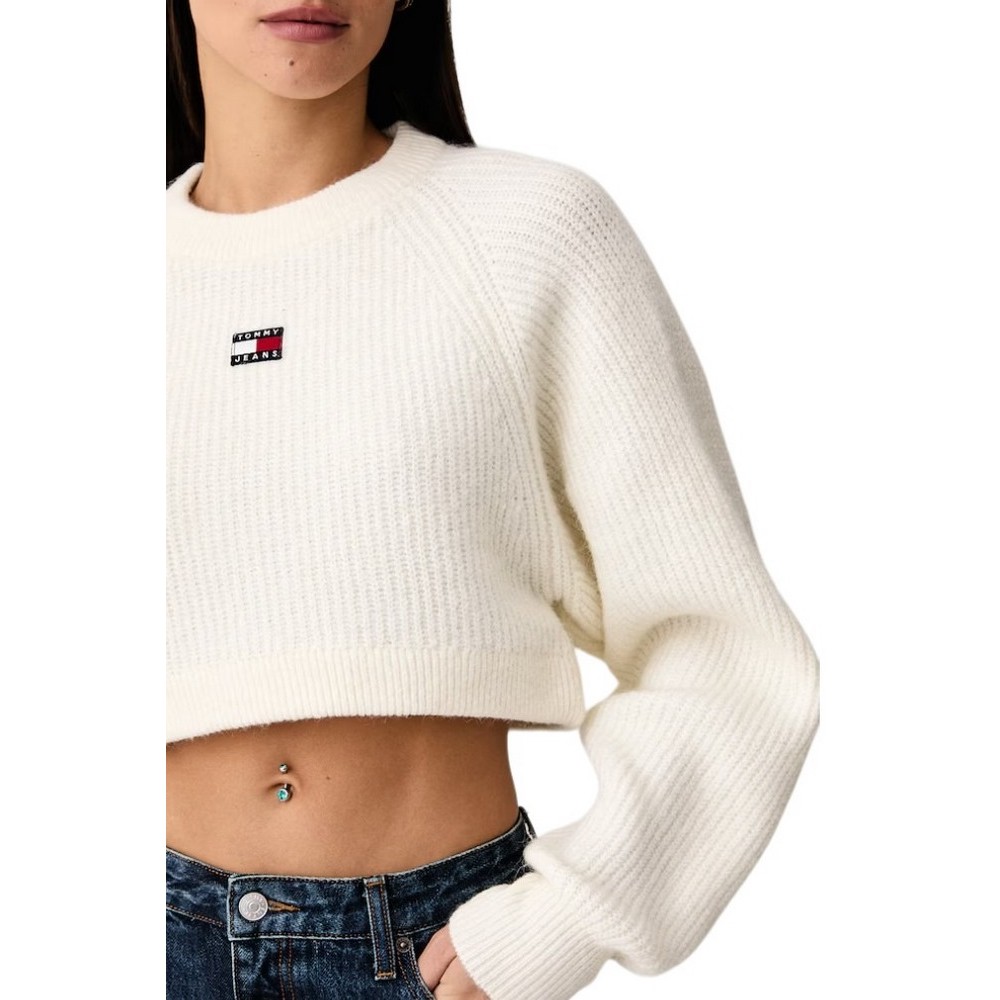 TOMMY JEANS CROP BADGE SWEATER ALPACA ΜΠΛΟΥΖΑ ΠΛΕΚΤΗ ΓΥΝΑΙΚΕΙΑ OFF WHITE
