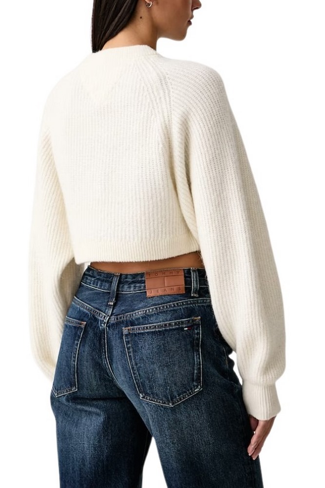 TOMMY JEANS CROP BADGE SWEATER ALPACA ΜΠΛΟΥΖΑ ΠΛΕΚΤΗ ΓΥΝΑΙΚΕΙΑ OFF WHITE