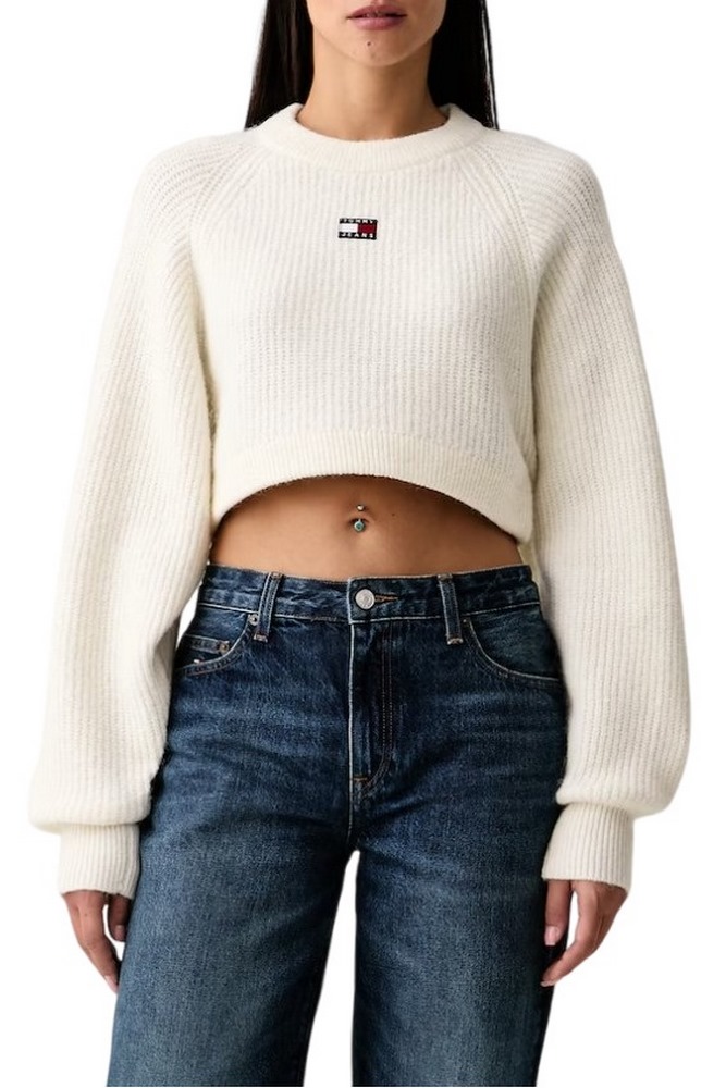 TOMMY JEANS CROP BADGE SWEATER ALPACA ΜΠΛΟΥΖΑ ΠΛΕΚΤΗ ΓΥΝΑΙΚΕΙΑ OFF WHITE