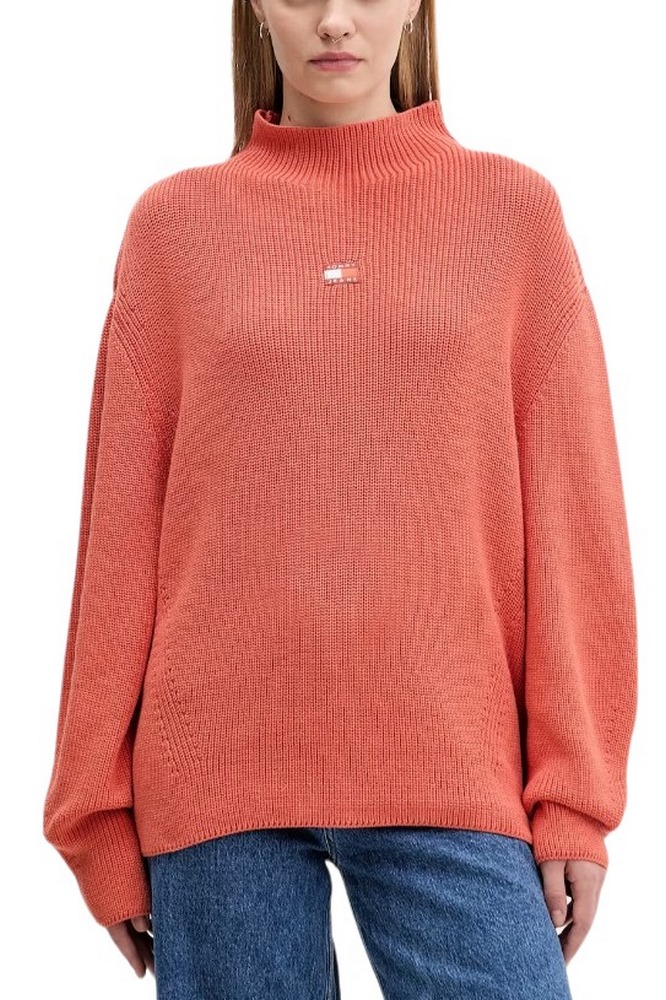 TOMMY JEANS MOCKNECK BADGE SWEATER ΜΠΛΟΥΖΑ ΠΛΕΚΤΗ ΓΥΝΑΙΚΕΙΑ CORAL