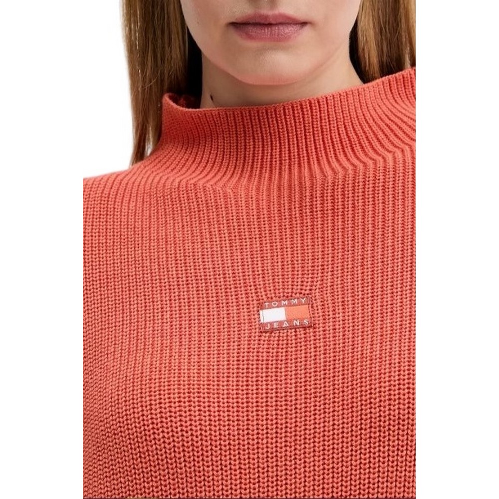TOMMY JEANS MOCKNECK BADGE SWEATER ΜΠΛΟΥΖΑ ΠΛΕΚΤΗ ΓΥΝΑΙΚΕΙΑ CORAL