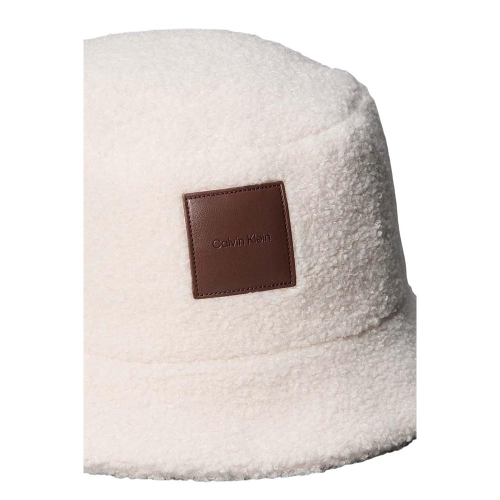 CALVIN KLEIN ALL-OVER SHERPA W/ PATCH BUCKET ΚΑΠΕΛΟ ΓΥΝΑΙΚΕΙΟ CREAMY WHITE