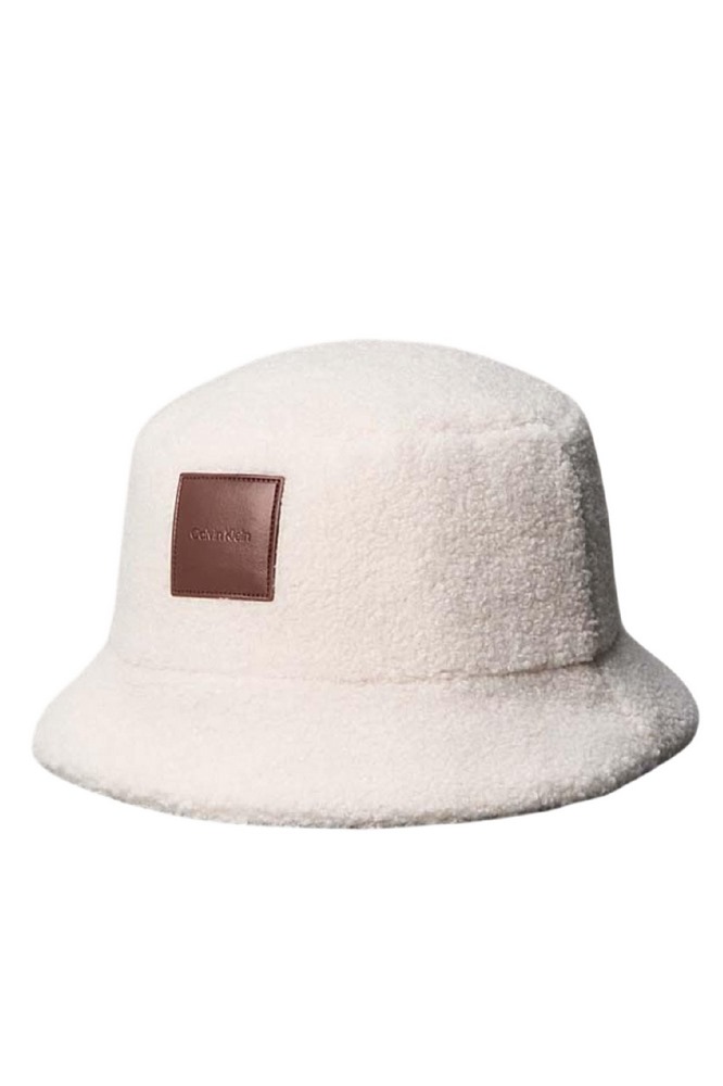 CALVIN KLEIN ALL-OVER SHERPA W/ PATCH BUCKET ΚΑΠΕΛΟ ΓΥΝΑΙΚΕΙΟ CREAMY WHITE