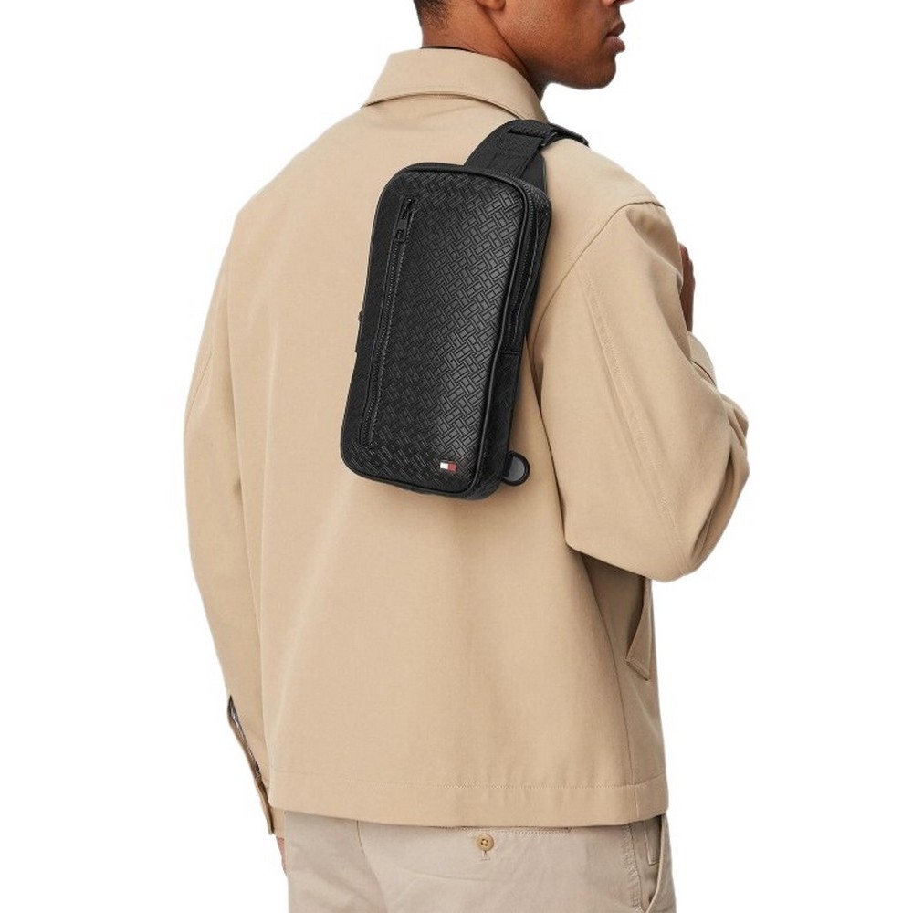 TOMMY HILFIGER EMBOSSED FLAG SLING BAG ΤΣΑΝΤΑ ΑΝΔΡΙΚΗ BLACK