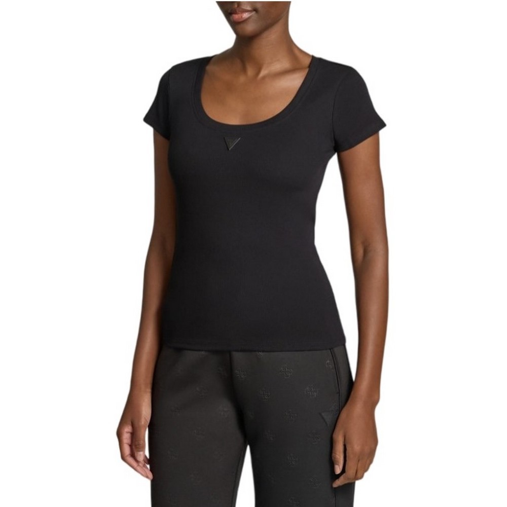 GUESS TRIANGLE PATCH SCOOP NK R4 T-SHIRT ΜΠΛΟΥΖΑ ΓΥΝΑΙΚΕΙΑ BLACK