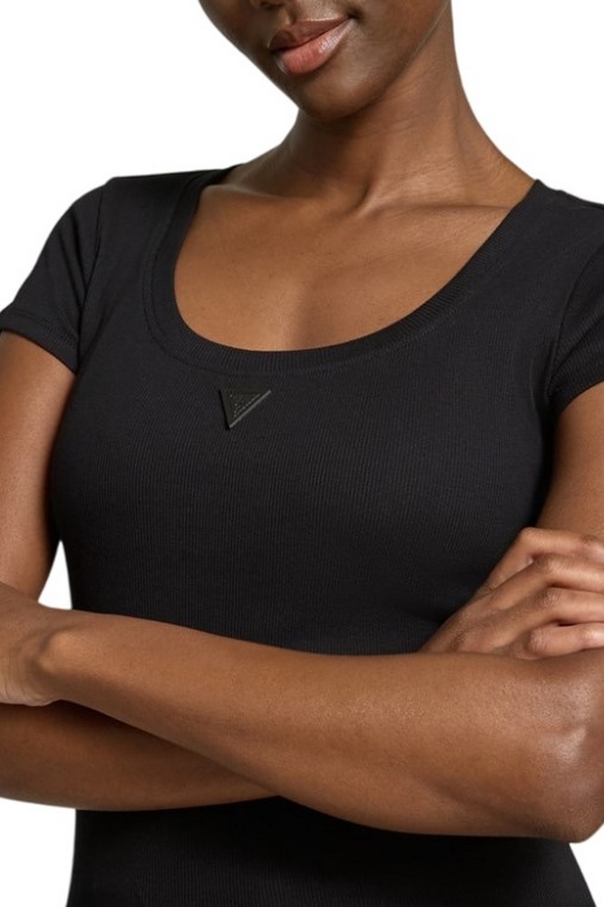 GUESS TRIANGLE PATCH SCOOP NK R4 T-SHIRT ΜΠΛΟΥΖΑ ΓΥΝΑΙΚΕΙΑ BLACK