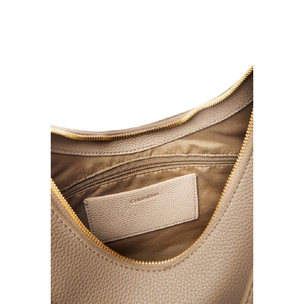 CALVIN KLEIN EMBLEM HW PEBBLE TOP ZIP HOBO ΤΣΑΝΤΑ ΓΥΝΑΙΚΕΙΑ BROWN