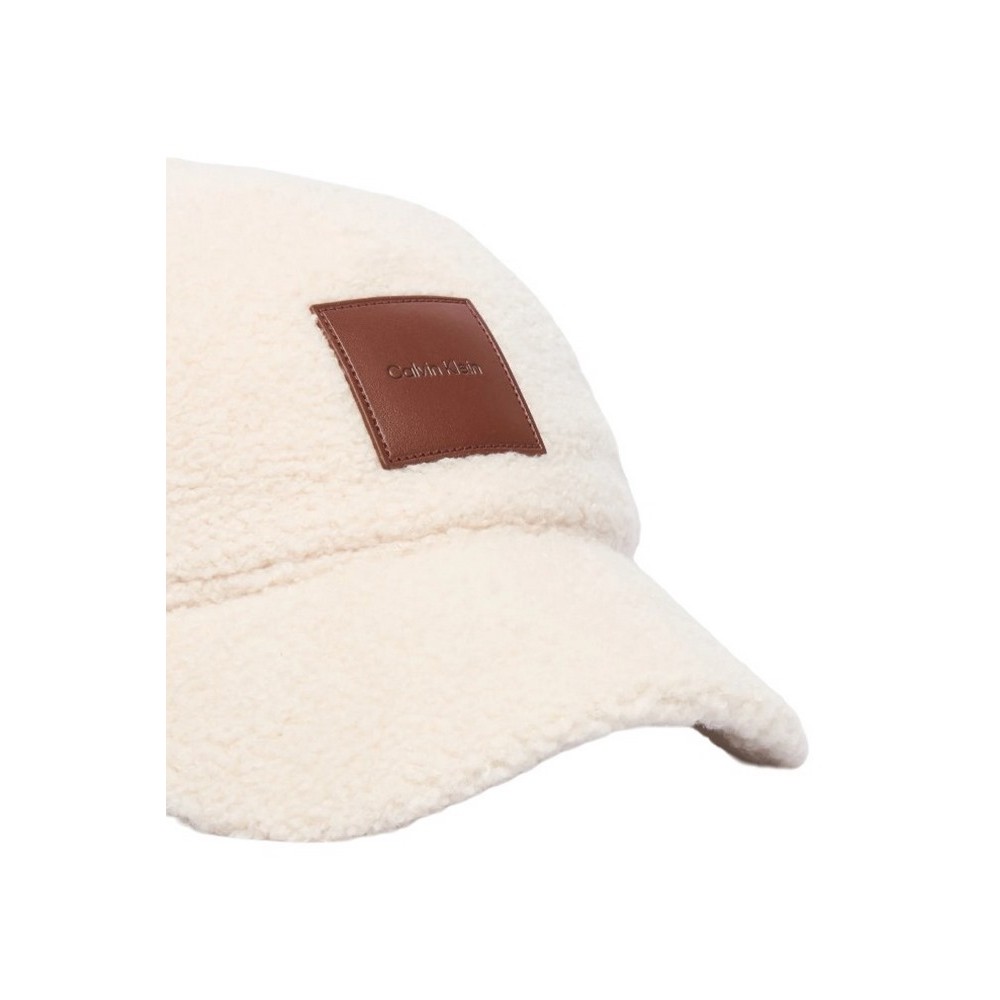 CALVIN KLEIN ALL-OVER SHERPA W/ PATCH CAP ΚΑΠΕΛΟ ΓΥΝΑΙΚΕΙΟ CREAMY WHITE