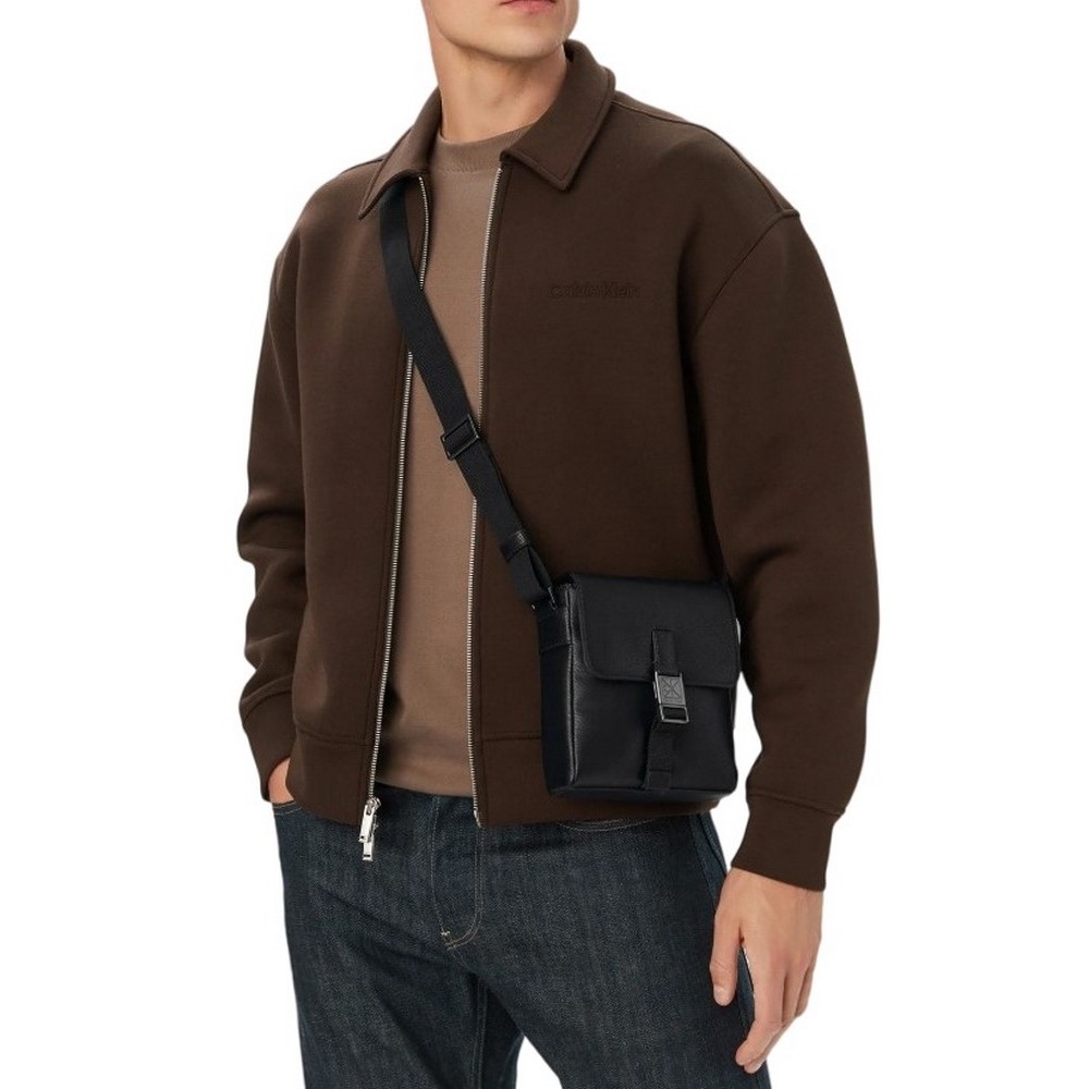 CALVIN KLEIN EMBLEM HW FLAP REPORTER ΤΣΑΝΤΑ ΑΝΔΡΙΚΗ BLACK
