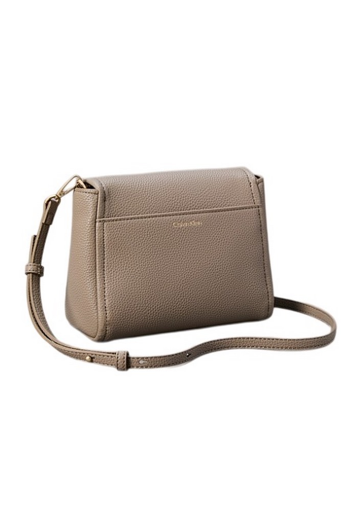CALVIN KLEIN EMBLEM HW PEBBLE CROSSBODY 20 ΤΣΑΝΤΑ ΓΥΝΑΙΚΕΙΑ TAUPE