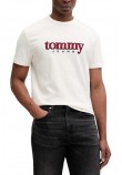 TOMMY JEANS REG APPLIQ GRAPHIC T EXT T-SHIRT ΜΠΛΟΥΖΑ ΑΝΔΡΙΚΗ OFF WHITE