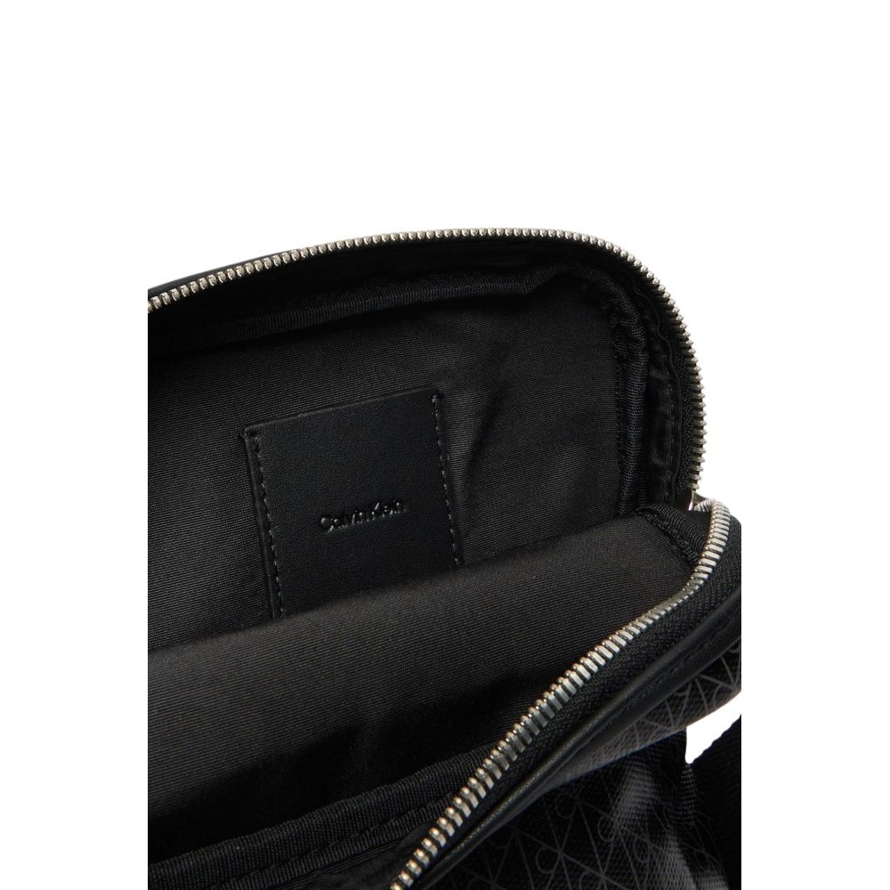 CALVIN KLEIN EMBLEM AOP COATED SLIM REPORTER ΤΣΑΝΤΑ ΑΝΔΡΙΚΗ BLACK