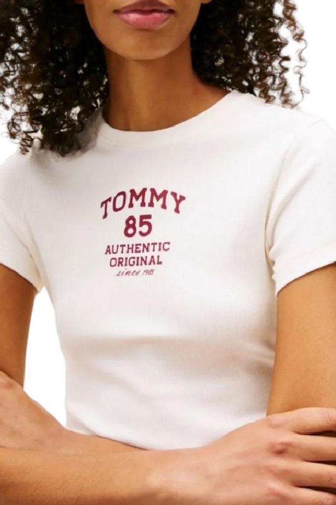 TOMMY JEANS SLIM TOMMY 85 RIB TEE T-SHIRT  ΜΠΛΟΥΖΑ ΓΥΝΑΙΚΕΙΑ OFF WHITE