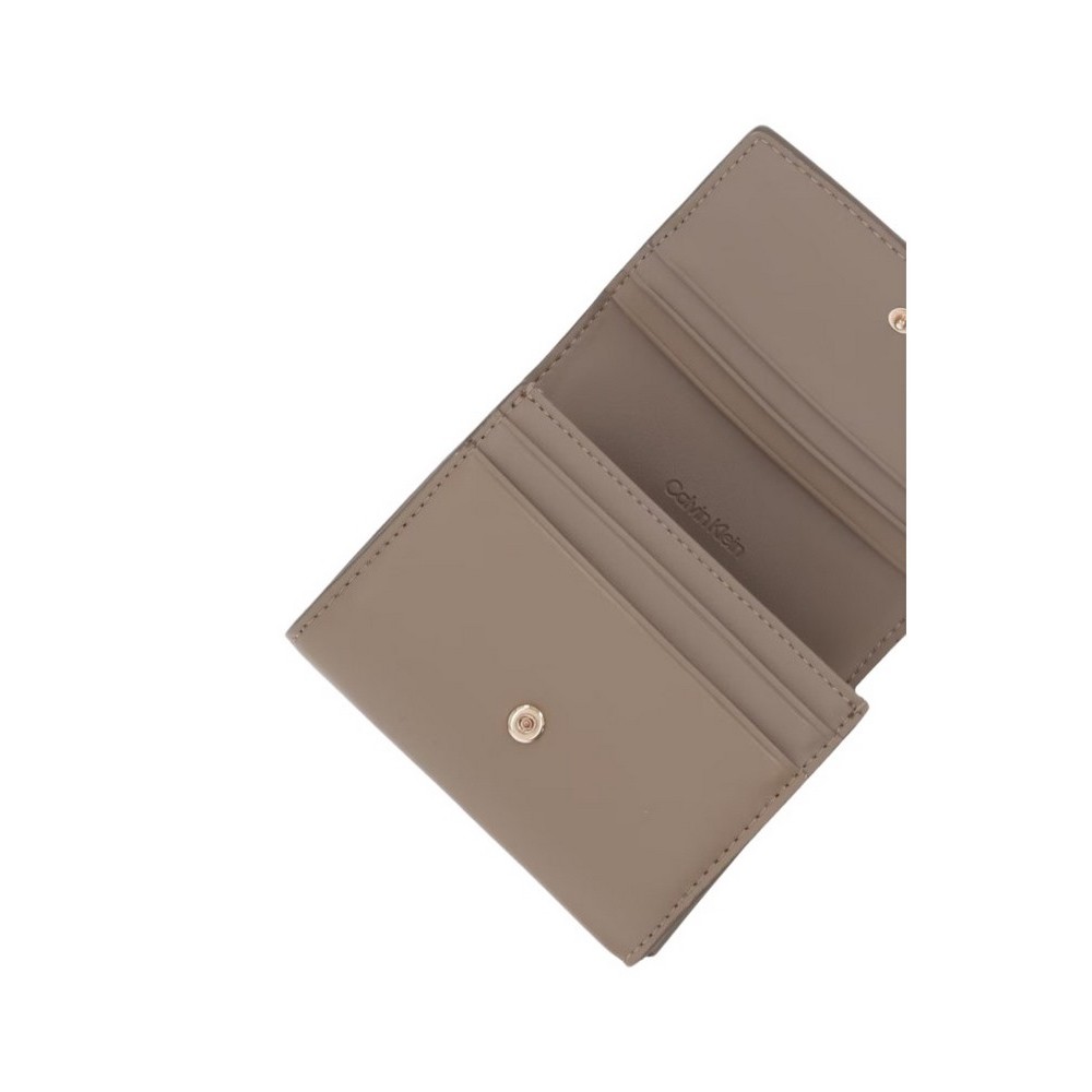 CALVIN KLEIN RAISED CK MEDIUM BIFOLD ΠΟΡΤΟΦΟΛΙ ΓΥΝΑΙΚΕΙΟ TAUPE